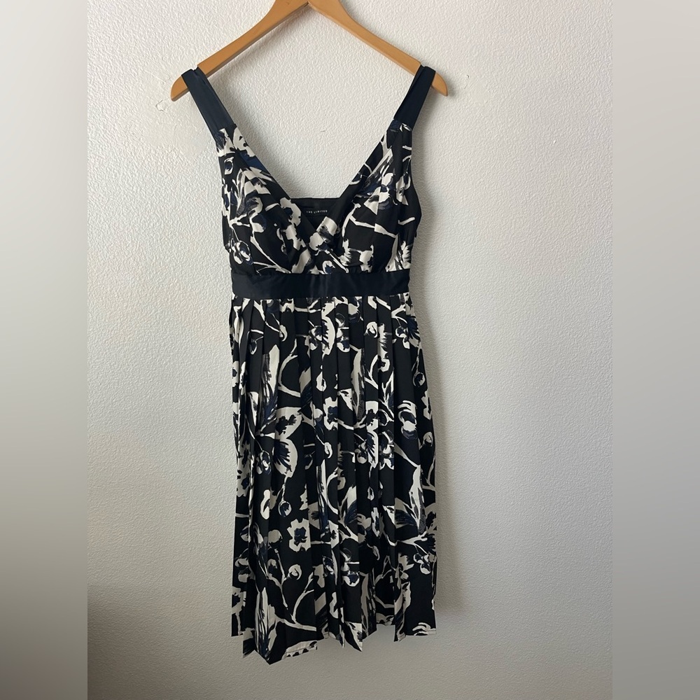 The Limited Women's Size 4 Surplice Dress Black Floral Pleated Plunge Neck Party